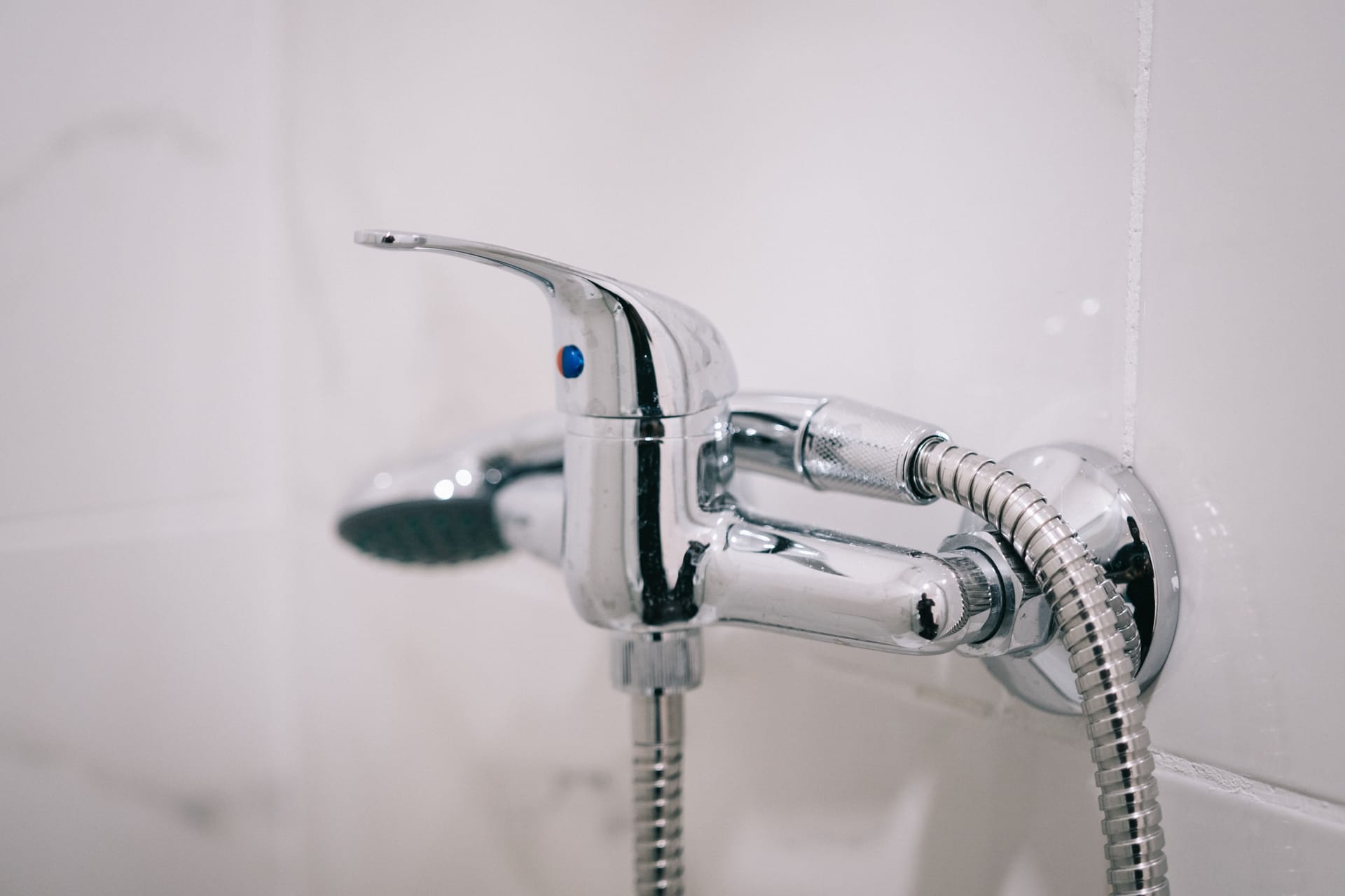 Come eliminare il calcare da bagno e cucina: rimedi efficaci e consigli pratici